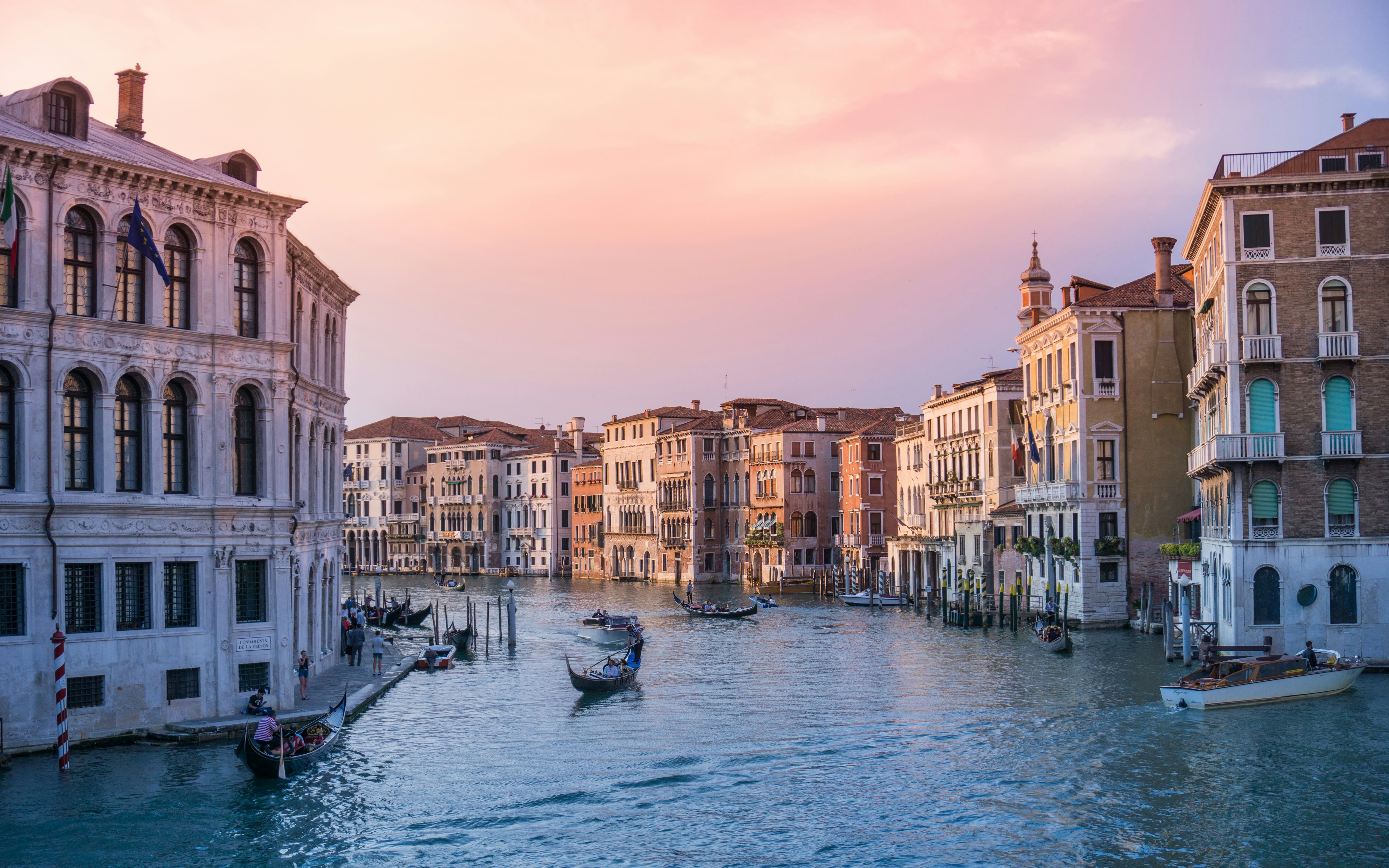 Canal de Venise au coucher du soleil avec gondoles